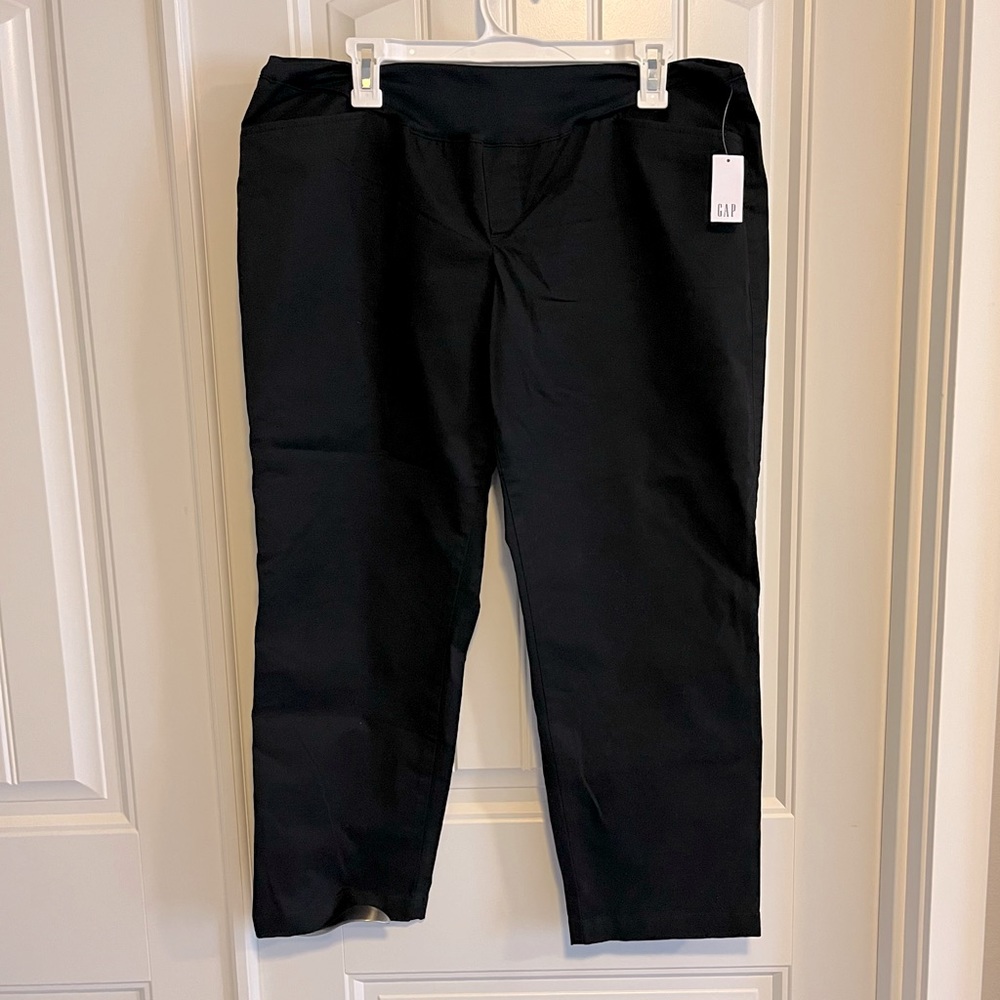 Gap Maternity Slim City Crop NWT